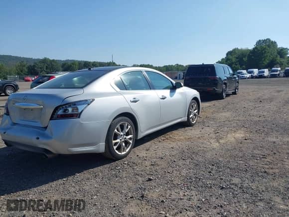 2014 Nissan Maxima SV z VIN 1N4AA5APXEC487987, wystawiony jako IAAI lot #42965512 z przebiegiem 224 110 mil mil oraz . Historia ofert i sprzedaży dostępna na DreamBid. Obrazek 4.