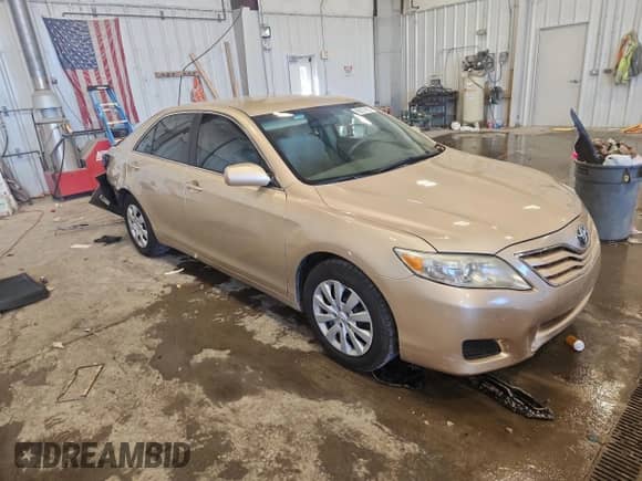 2011 Toyota Camry LE z VIN 4T1BF3EK3BU709094, wystawiony jako Copart lot #85317415 z przebiegiem 106 586 mil mil oraz Nie do naprawy • Non repairable. Historia ofert i sprzedaży dostępna na DreamBid. Obrazek 4.