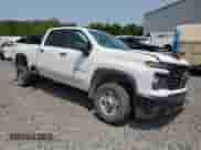 2024 Chevrolet Silverado 2500HD Work Truck z VIN 2GC4YLE76R1240298, wystawiony jako Copart lot #58204195 z przebiegiem 23 460 mil mil oraz Szkoda całkowita • Salvage title. Historia ofert i sprzedaży dostępna na DreamBid. Obrazek 4.
