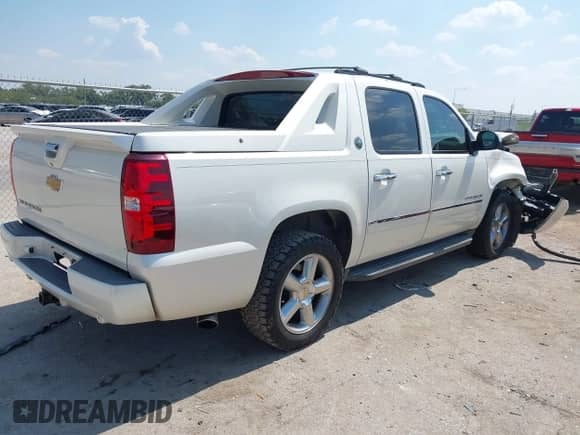 2013 Chevrolet Avalanche LTZ with VIN 3GNTKGE78DG105996, listed as a IAAI auction lot 43241952 with 142,025 mi miles and . Bid and sale history available at DreamBid. Image 4.