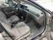 1999 Toyota Camry LE z VIN 4T1BG28K2XU580890, wystawiony jako IAAI lot #42860172 z przebiegiem 117 358 mil mil oraz . Historia ofert i sprzedaży dostępna na DreamBid. Obrazek 5.