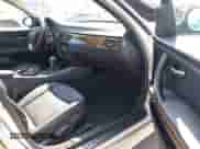 2006 BMW 3 Series 325i z VIN WBAVB135X6KX37228, wystawiony jako IAAI lot #43215691 z przebiegiem 162 983 mil mil oraz . Historia ofert i sprzedaży dostępna na DreamBid. Obrazek 5.