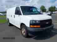 2019 Chevrolet Express Cargo z VIN 1GCWGAFP8K1370495, wystawiony jako IAAI lot #42692818 z przebiegiem 73 398 mil mil oraz . Historia ofert i sprzedaży dostępna na DreamBid. Obrazek 1.
