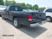1998 Dodge Dakota SLT z VIN 1B7GL26X0WS659960, wystawiony jako IAAI lot #42427426 z przebiegiem 305 181 mil mil oraz . Historia ofert i sprzedaży dostępna na DreamBid. Obrazek 3.