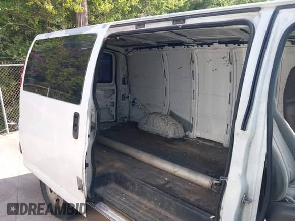 2005 Chevrolet Express Cargo с VIN 1GCGG25V951134002, выставлен на аукционе IAAI как лот 42679593 с пробегом 251 252 миль миль и . История ставок и продаж доступна на DreamBid. Изображение 8.