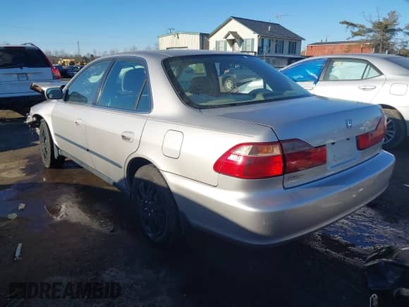1998 Honda Accord LX z VIN 1HGCG1642WA070628, wystawiony jako IAAI lot #41457636 z przebiegiem 260 036 mil mil oraz . Historia ofert i sprzedaży dostępna na DreamBid. Obrazek 3.