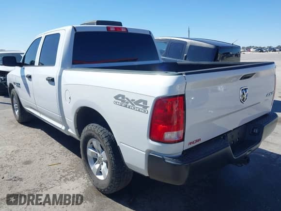 2018 Ram 1500 Express z VIN 3C6RR7KT2JG207894, wystawiony jako IAAI lot #41739136 z przebiegiem 105 280 mil mil oraz . Historia ofert i sprzedaży dostępna na DreamBid. Obrazek 3.