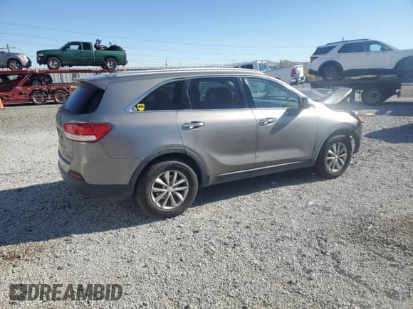 2017 Kia Sorento LX z VIN 5XYPG4A5XHG307127, wystawiony jako Copart lot #85592015 z przebiegiem 124 459 mil mil oraz Szkoda całkowita • Salvage title. Historia ofert i sprzedaży dostępna na DreamBid. Obrazek 3.