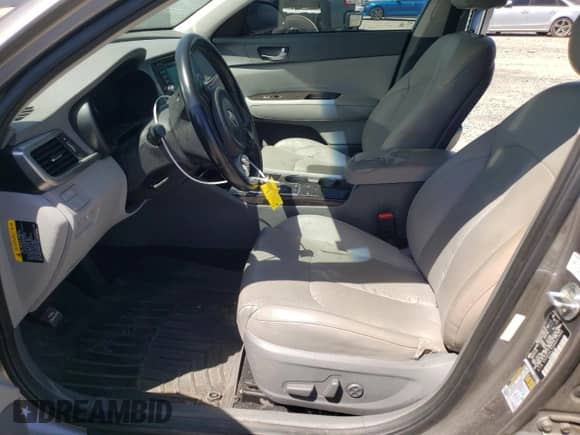 2016 Kia Optima EX z VIN 5XXGU4L35GG057660, wystawiony jako Copart lot #66503185 z przebiegiem 171 268 mil mil oraz Szkoda całkowita • Salvage title. Historia ofert i sprzedaży dostępna na DreamBid. Obrazek 7.
