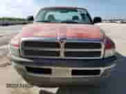 1999 Dodge 1500 z VIN 1B7HC16X9XS320291, wystawiony jako Copart lot #80873084 z przebiegiem 142 834 mil mil oraz Czysty tytuł • Clean title. Historia ofert i sprzedaży dostępna na DreamBid. Obrazek 5.