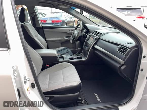 2015 Toyota Camry LE z VIN 4T1BD1FK3FU168482, wystawiony jako Copart lot #91081815 z przebiegiem 263 499 mil mil oraz Czysty tytuł • Clean title. Historia ofert i sprzedaży dostępna na DreamBid. Obrazek 5.