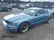 2007 Ford Mustang GT Deluxe z VIN 1ZVFT82HX75216807, wystawiony jako IAAI lot #43383897 z przebiegiem 132 000 mil mil oraz . Historia ofert i sprzedaży dostępna na DreamBid. Obrazek 2.