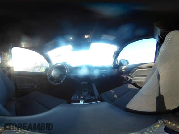 2024 Toyota Tacoma SR5 z VIN 3TYKB5FN4RT002352, wystawiony jako IAAI lot #41405679 z przebiegiem 23 988 mil mil oraz . Historia ofert i sprzedaży dostępna na DreamBid. Obrazek 18.