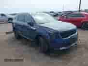 2025 Kia Sorento S с VIN 5XYRL4JC7SG363066, выставлен на аукционе IAAI как лот 43365000 с пробегом 8 486 миль миль и . История ставок и продаж доступна на DreamBid. Изображение 1.