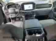 2023 Ford F-150 XL z VIN 1FTEW1EP2PKF67342, wystawiony jako Copart lot #68725225 z przebiegiem 15 883 mil mil oraz Czysty tytuł • Clean title. Historia ofert i sprzedaży dostępna na DreamBid. Obrazek 8.