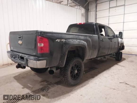 2011 Chevrolet Silverado 2500HD LTZ z VIN 1GC1KYC85BF157375, wystawiony jako IAAI lot #41343324 z przebiegiem Nie podano mil oraz . Historia ofert i sprzedaży dostępna na DreamBid. Obrazek 4.