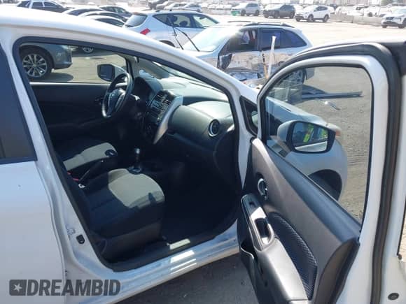 2015 Nissan Note SV z VIN 3N1CE2CP9FL397340, wystawiony jako IAAI lot #42982235 z przebiegiem 156 556 mil mil oraz . Historia ofert i sprzedaży dostępna na DreamBid. Obrazek 5.