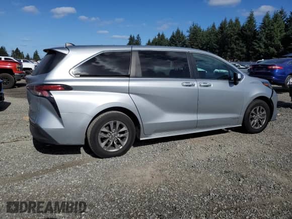 2021 Toyota Sienna LE with VIN 5TDKRKEC8MS017385, listed as a Copart auction lot 82365735 with 79,577 mi miles and Salvage title. Bid and sale history available at DreamBid. Image 3.