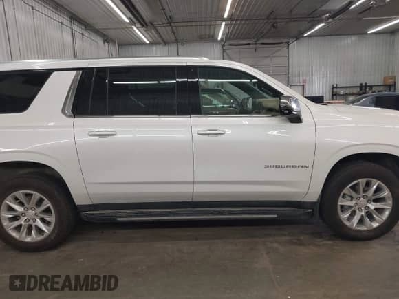 2023 Chevrolet Suburban Premier z VIN 1GNSKFKD6PR187716, wystawiony jako IAAI lot #42487455 z przebiegiem 28 532 mil mil oraz . Historia ofert i sprzedaży dostępna na DreamBid. Obrazek 14.