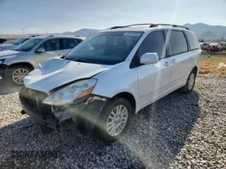 2010 Toyota Sienna XLE z VIN 5TDDK4CC2AS032178, wystawiony jako Copart lot #81274065 z przebiegiem 129 047 mil mil oraz Szkoda całkowita • Salvage title. Historia ofert i sprzedaży dostępna na DreamBid. Obrazek 1.