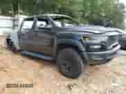 2025 Ram 1500 RHO z VIN 1C6SRFUP7SN602481, wystawiony jako Copart lot #69756055 z przebiegiem Nie podano mil oraz Nie do naprawy • Non repairable. Historia ofert i sprzedaży dostępna na DreamBid. Obrazek 4.