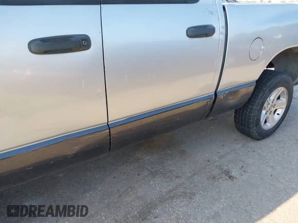 2002 Dodge 1500 z VIN 3D7HU18NX2G188687, wystawiony jako IAAI lot #43225201 z przebiegiem 172 440 mil mil oraz . Historia ofert i sprzedaży dostępna na DreamBid. Obrazek 6.
