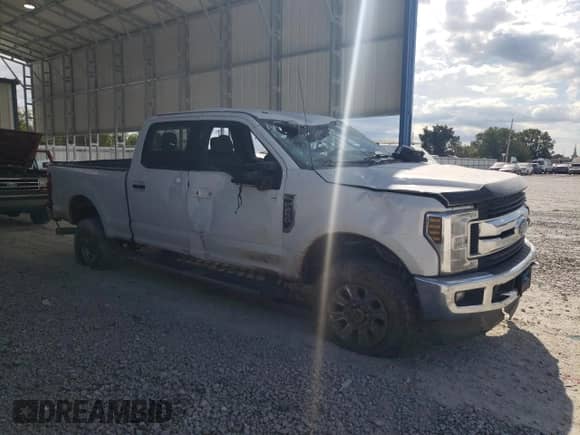 2018 Ford F-250 XL with VIN 1FT7W2B61JEB59768, listed as a Copart auction lot 82266435 with 220,401 mi miles and Salvage title. Bid and sale history available at DreamBid. Image 4.