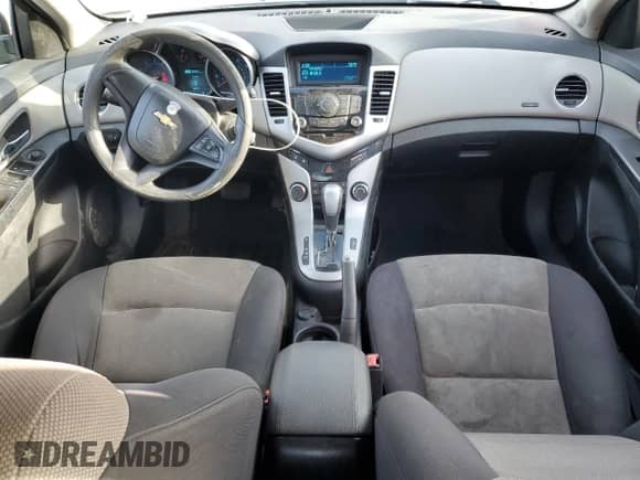 2013 Chevrolet Cruze LS z VIN 1G1PA5SH7D7121691, wystawiony jako Copart lot #82341785 z przebiegiem 174 616 mil mil oraz Czysty tytuł • Clean title. Historia ofert i sprzedaży dostępna na DreamBid. Obrazek 8.