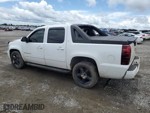 2010 Chevrolet Avalanche LT z VIN 3GNVKFE03AG111240, wystawiony jako Copart lot #56571345 z przebiegiem 199 799 mil mil oraz Szkoda całkowita • Salvage title. Historia ofert i sprzedaży dostępna na DreamBid. Obrazek 2.