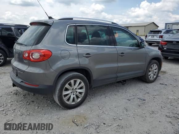 2009 Volkswagen Tiguan S z VIN WVGAV75N39W003838, wystawiony jako Copart lot #62496695 z przebiegiem 100 939 mil mil oraz Czysty tytuł • Clean title. Historia ofert i sprzedaży dostępna na DreamBid. Obrazek 3.