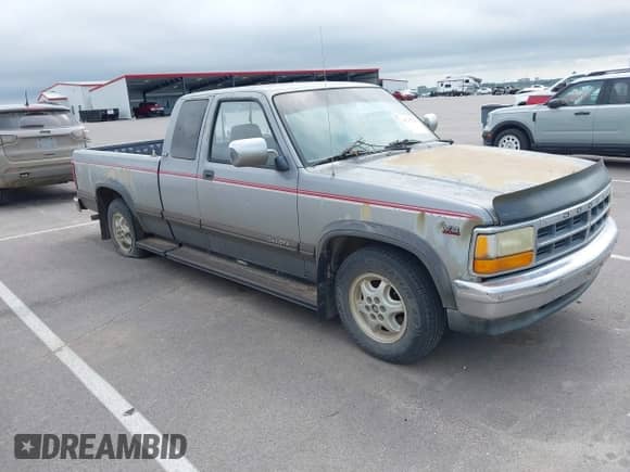 1994 Dodge Dakota z VIN 1B7GL23Y6RS647541, wystawiony jako IAAI lot #42717711 z przebiegiem 123 264 mil mil oraz . Historia ofert i sprzedaży dostępna na DreamBid. Obrazek 1.