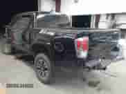 2023 Toyota Tacoma SR z VIN 3TMCZ5AN2PM574939, wystawiony jako IAAI lot #43279479 z przebiegiem 29 535 mil mil oraz . Historia ofert i sprzedaży dostępna na DreamBid. Obrazek 3.