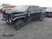 2024 Toyota Tacoma SR5 z VIN 3TMLB5JN4RM025895, wystawiony jako IAAI lot #42309915 z przebiegiem 23 530 mil mil oraz . Historia ofert i sprzedaży dostępna na DreamBid. Obrazek 2.