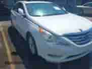 2013 Hyundai Sonata Limited z VIN 5NPEC4AC3DH533949, wystawiony jako IAAI lot #42946174 z przebiegiem 228 843 mil mil oraz . Historia ofert i sprzedaży dostępna na DreamBid. Obrazek 6.