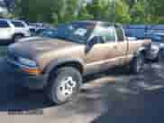 2003 Chevrolet S-10 LS с VIN 1GCCT19X738160098, выставлен на аукционе IAAI как лот 42596022 с пробегом 181 109 миль миль и . История ставок и продаж доступна на DreamBid. Изображение 2.