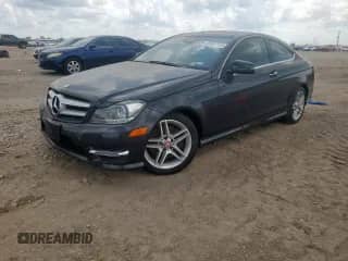 2013 Mercedes-Benz C 350 z VIN WDDGJ8JB0DG110964, wystawiony jako Copart lot #80467505 z przebiegiem 131 832 mil mil oraz Czysty tytuł • Clean title. Historia ofert i sprzedaży dostępna na DreamBid. Obrazek 1.