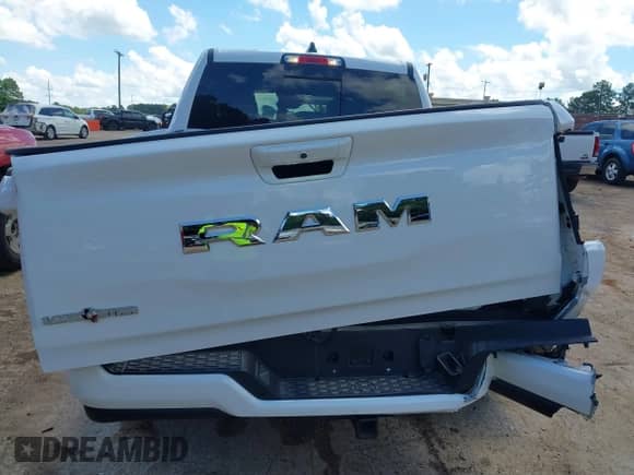 2025 Ram 1500 Big Horn z VIN 1C6RREFG7SN534270, wystawiony jako IAAI lot #42577361 z przebiegiem 33 491 mil mil oraz . Historia ofert i sprzedaży dostępna na DreamBid. Obrazek 17.