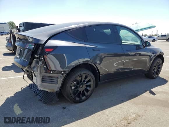 2024 Tesla Model Y Long Range with VIN 7SAYGAEE3RF074975, listed as a Copart auction lot 66723994 with 2,571 mi miles and Salvage title. Bid and sale history available at DreamBid. Image 3.