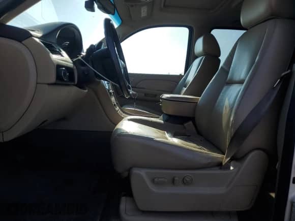 2009 Cadillac Escalade with VIN 1GYFK232X9R260342, listed as a Copart auction lot 68956835 with 196,602 mi miles and Salvage title. Bid and sale history available at DreamBid. Image 7.