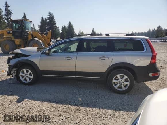 2011 Volvo XC70 3.2L with VIN YV4940BZ2B1116110, listed as a Copart auction lot 71262515 with 112,416 mi miles and Salvage title. Bid and sale history available at DreamBid. Image 2.