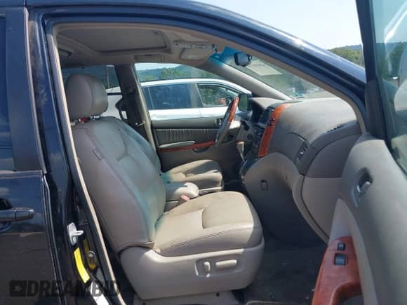 2008 Toyota Sienna XLE z VIN 5TDBK22C98S011075, wystawiony jako IAAI lot #43018734 z przebiegiem 204 500 mil mil oraz . Historia ofert i sprzedaży dostępna na DreamBid. Obrazek 5.