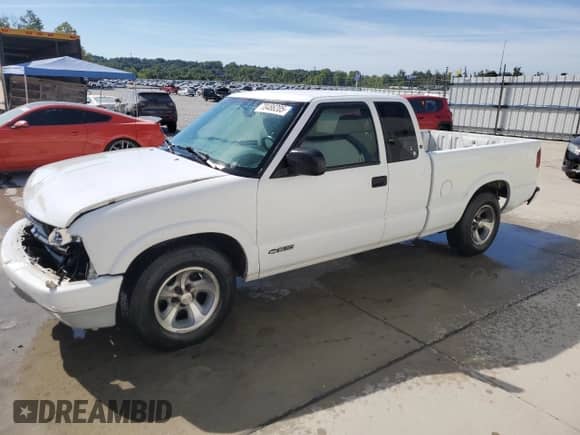 2002 Chevrolet S-10 LS with VIN 1GCCS19W028105601, listed as a Copart auction lot 70486205 with 92,924 mi miles and Salvage title. Bid and sale history available at DreamBid. Image 1.