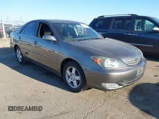 2002 Toyota Camry LE z VIN JTDBE32K920113751, wystawiony jako IAAI lot #42551600 z przebiegiem 163 442 mil mil oraz . Historia ofert i sprzedaży dostępna na DreamBid. Obrazek 1.