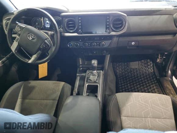 2022 Toyota Tacoma SR z VIN 3TYSZ5AN6NT075851, wystawiony jako Copart lot #67509485 z przebiegiem 94 512 mil mil oraz Czysty tytuł • Clean title. Historia ofert i sprzedaży dostępna na DreamBid. Obrazek 8.