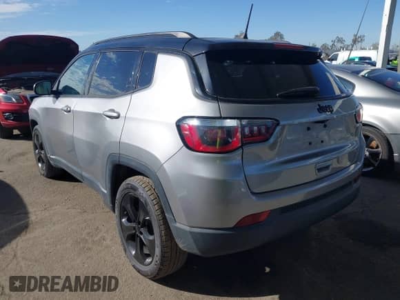 2020 Jeep Compass Latitude z VIN 3C4NJCBB1LT102627, wystawiony jako IAAI lot #41657827 z przebiegiem 68 371 mil mil oraz . Historia ofert i sprzedaży dostępna na DreamBid. Obrazek 3.