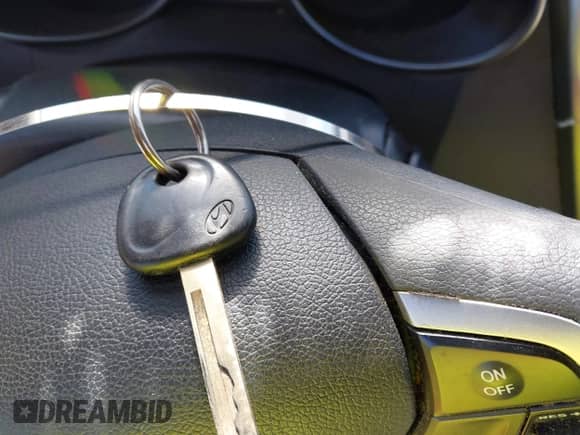 2012 Hyundai Veloster w/Gray Int z VIN KMHTC6ADXCU077475, wystawiony jako IAAI lot #43384263 z przebiegiem 196 951 mil mil oraz . Historia ofert i sprzedaży dostępna na DreamBid. Obrazek 11.