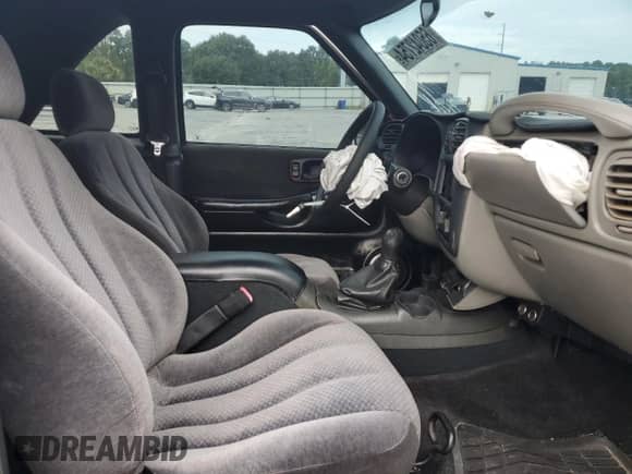 2004 Chevrolet Blazer LS с VIN 1GNCS18X74K157511, выставлен на аукционе Copart как лот 65042754 с пробегом Не указан миль и На запчасти • Non repairable. История ставок и продаж доступна на DreamBid. Изображение 7.