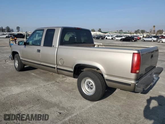 1998 GMC Sierra 1500 z VIN 1GTEC19M7WR513663, wystawiony jako Copart lot #86165904 z przebiegiem 147 608 mil mil oraz Czysty tytuł • Clean title. Historia ofert i sprzedaży dostępna na DreamBid. Obrazek 2.
