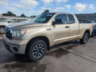 2010 Toyota Tundra z VIN 5TFUW5F1XAX156777, wystawiony jako Copart lot #63996275 z przebiegiem 166 511 mil mil oraz Szkoda całkowita • Salvage title. Historia ofert i sprzedaży dostępna na DreamBid. Obrazek 1.