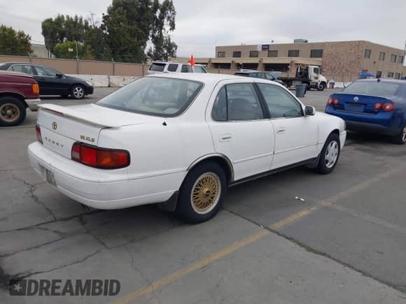 1996 Toyota Camry LE z VIN JT2BF12K0T0131048, wystawiony jako IAAI lot #43529695 z przebiegiem 179 873 mil mil oraz . Historia ofert i sprzedaży dostępna na DreamBid. Obrazek 4.